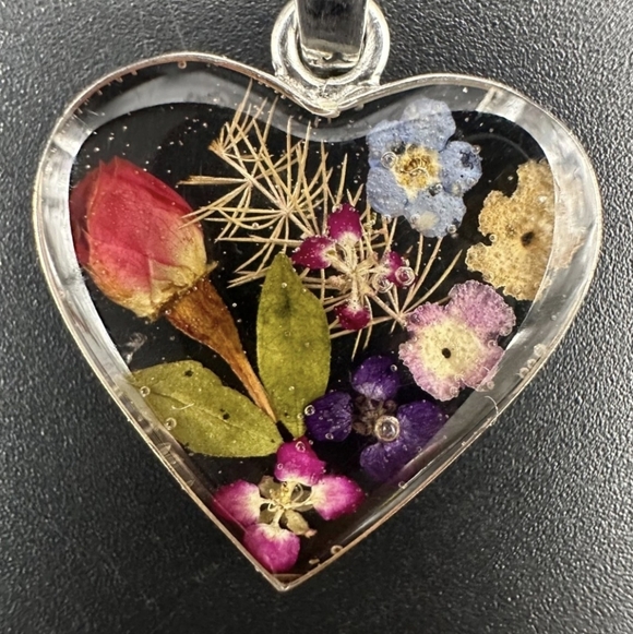 Jewelry - Beautiful Dried Flowers In Resin Silver Tone Heart Pendant